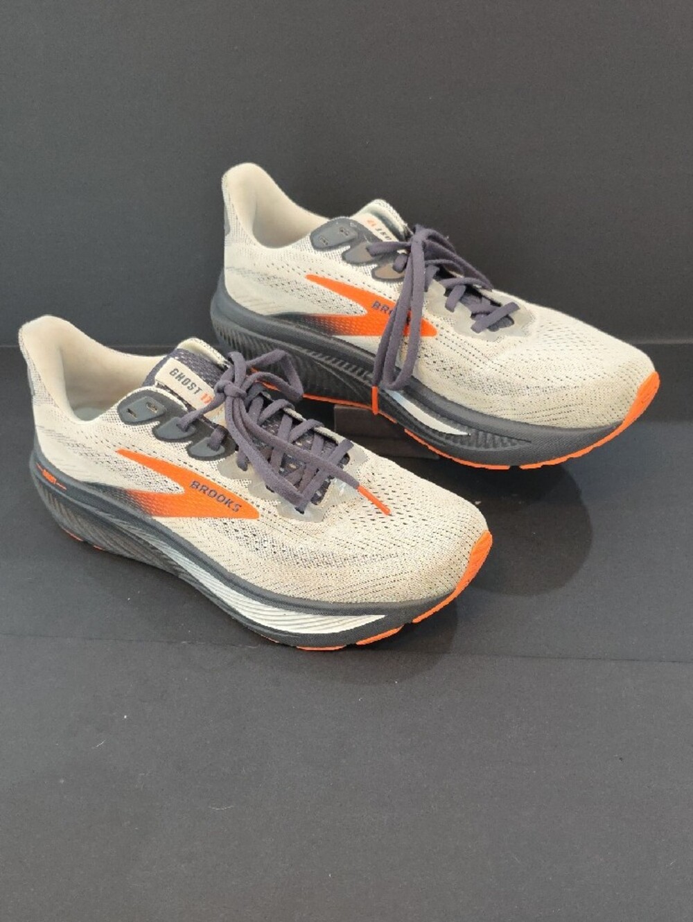 Brooks Men’s Ghost 17 Running Shoes - Cream with Orange and Gray Accents Size 9 - Picture 2 of 10